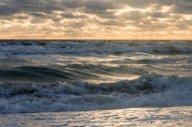 Bulutlu gökyüzü güneş ışığı ve güzel bir fırtına ile
