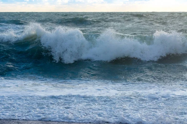 Onda de mar em uma tempestade de espumante bater — Fotografia de Stock