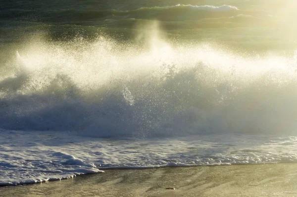 Onda na costa com espuma e spray — Fotografia de Stock