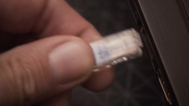 Erkek el ağ tel bağlanır