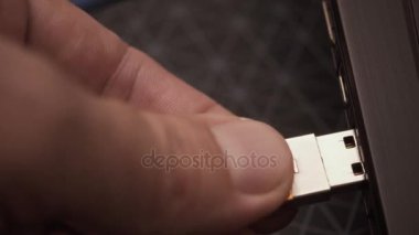 Erkek el bağlamak bir flash kart