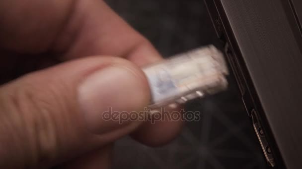 La mano masculina conecta el cable de red — Vídeos de Stock