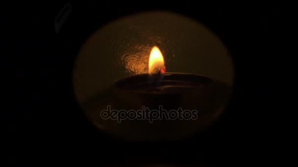 Langsames Licht einer Kerze aus nächster Nähe — Stockvideo