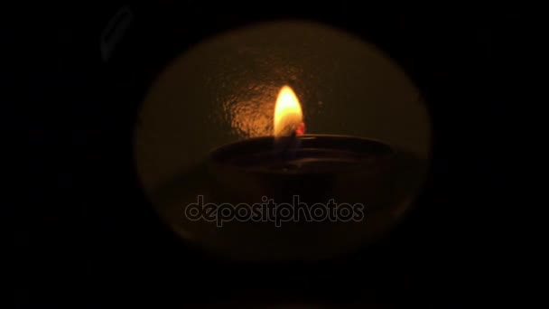 Lent mo lumière d'une bougie fermer 