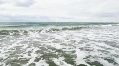 Yeşil deniz güzel sörf