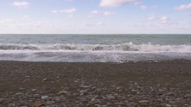 Onde che si infrangono su una spiaggia di ciottoli — Video Stock