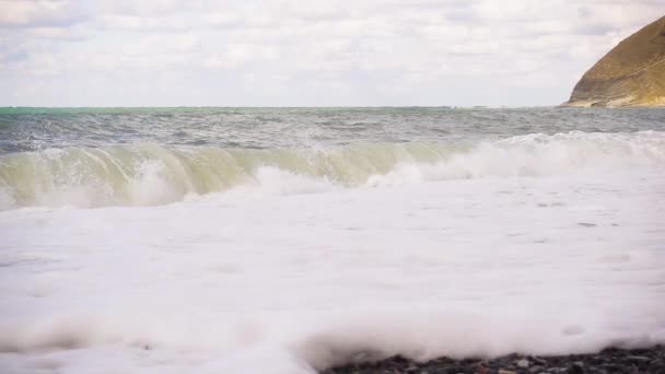 Wave krásně s pěnou spadá na břeh v pomalém pohybu — Stock video