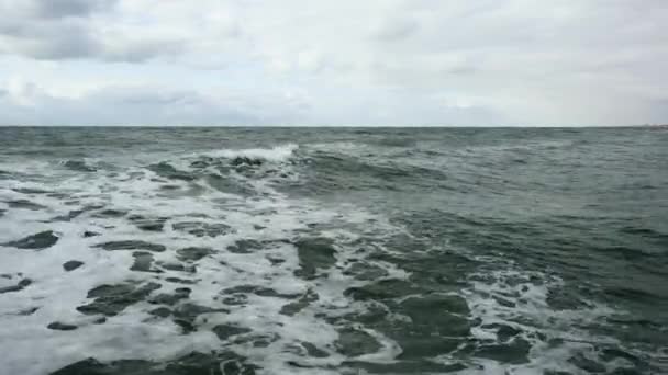 Golven gaan prachtig in de storm — Stockvideo