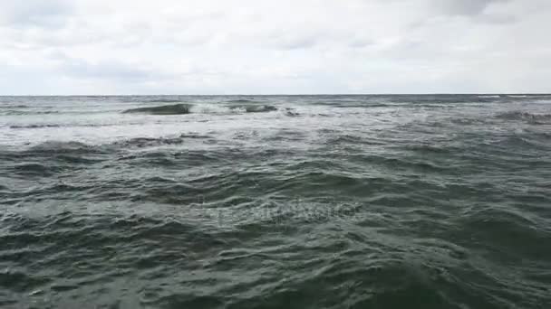 Vody povrchové vzrušení na pobřeží a obloha s mraky — Stock video