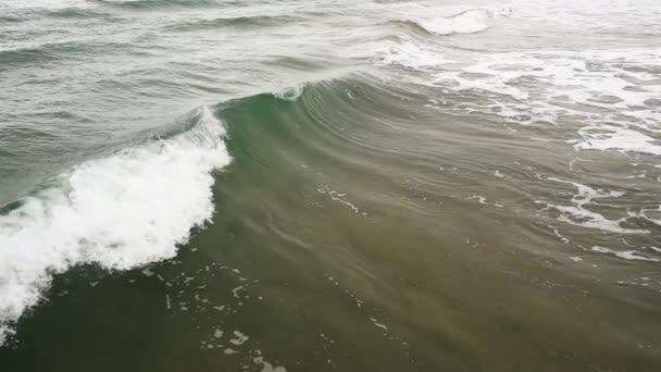 Mer grise agitée au ralenti avec vagues — Video