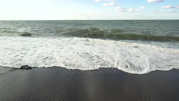 遅い Mo の波が美しく包まれたビーチに当たって — ストック動画