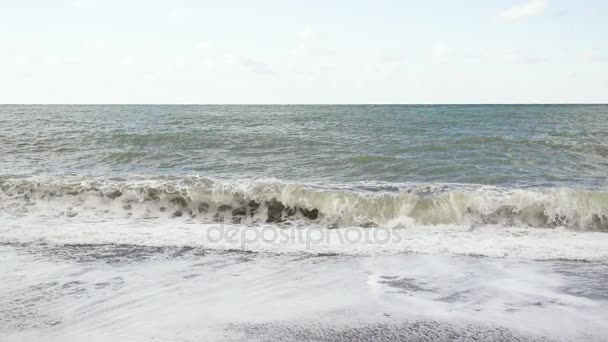 嵐のスローモーション後海岸に波 — ストック動画