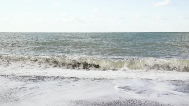 Vagues sur le rivage après une tempête au ralenti 