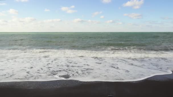 Hermoso mar gris bajo un cielo azul — Vídeo de stock