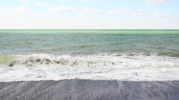 Mar a rayas de cámara lenta después de una tormenta bajo un cielo pálido — Vídeos de Stock