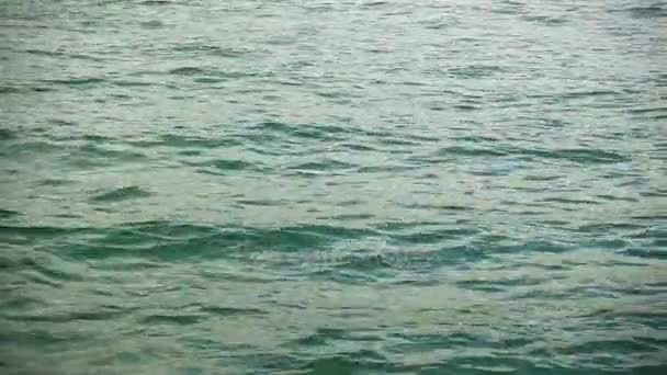 Eblouissement solaire sur la surface de l'eau gros plan 