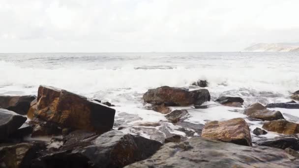 Wave rusar till den steniga stranden — Stockvideo