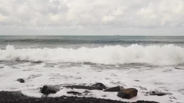 Wave pauzes tegen de rotsen met geluid — Stockvideo