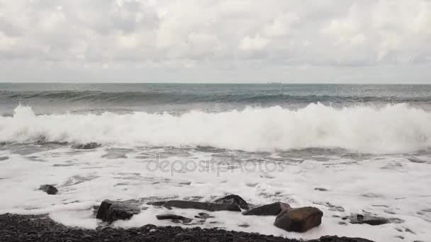 Las olas se rompen contra las rocas con sonido — Vídeos de Stock