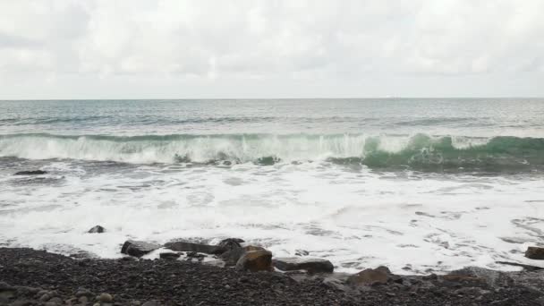 Wave breaks against the rocks slow mo — Stock Video