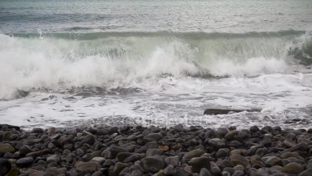 Ondas quebrando nas rochas slow mo — Vídeo de Stock