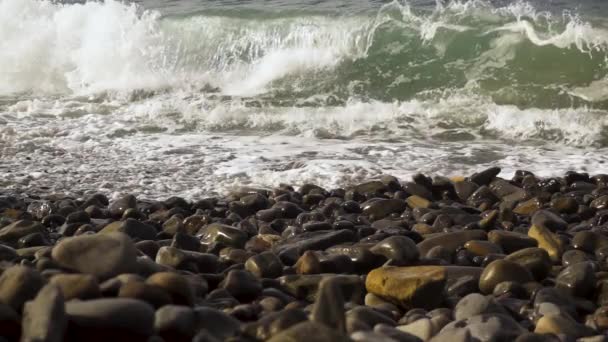 Primer plano de una ola cae a la orilla lento mo — Vídeos de Stock