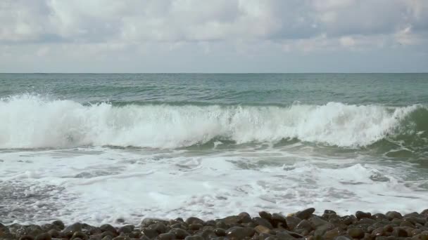 Grande onda di schiuma al rallentatore sulla riva — Video Stock