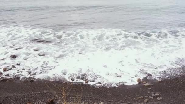 Pohled na oblázkové kamenité pobřeží moře — Stock video