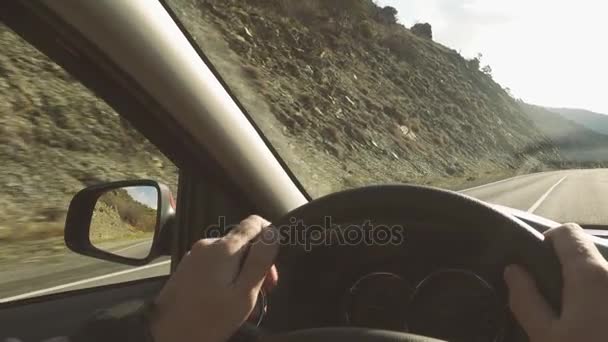 El hombre al volante mira un reloj de pulsera — Vídeo de stock