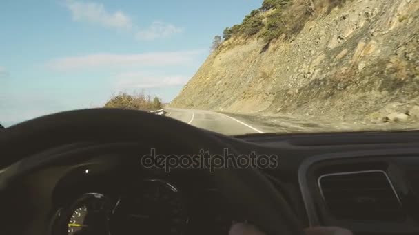 Conducir detrás de un volante en un camino de asfalto de montaña — Vídeo de stock