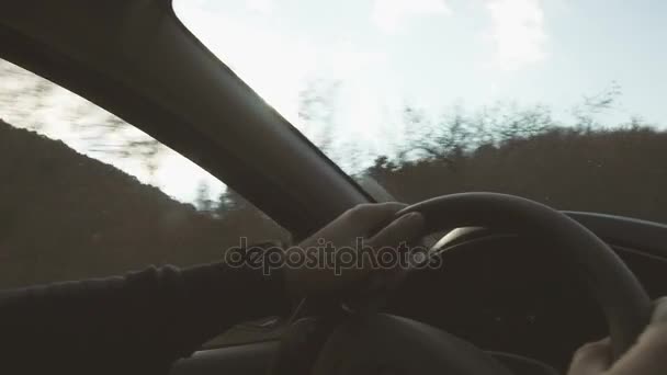O homem indica a direção da estrada no carro — Vídeo de Stock