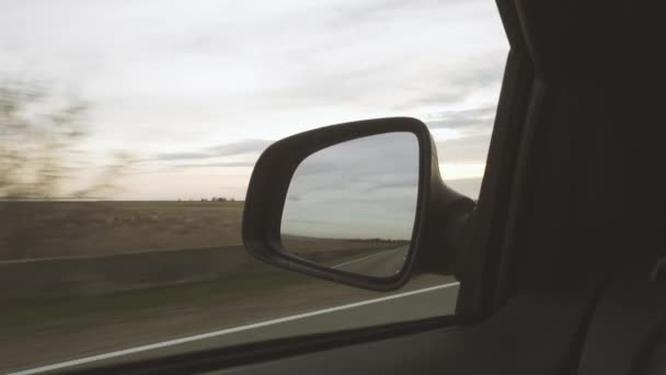 Road in spiegel reflectie — Stockvideo