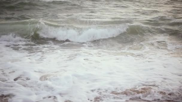 Lassú mozgás hab hullámok a közeli homokos strand — Stock videók
