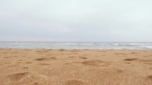 Kamera forover til sjøen fra stranda – stockvideo