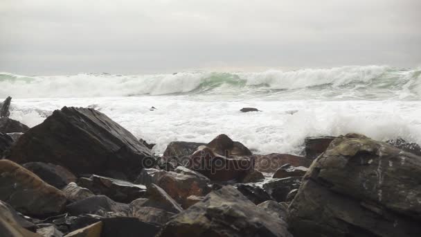 Movimento lento grandes ondas de tempestade vista da costa — Vídeo de Stock