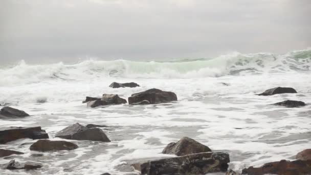 Lento mo un'onda enorme nell'oceano tempestoso — Video Stock