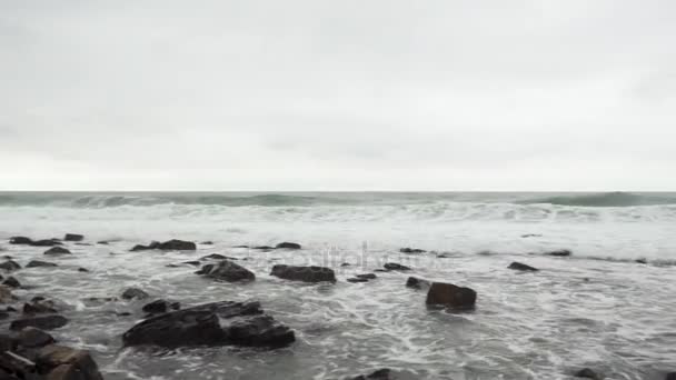 Tormenta mar y montañas en el horizonte — Vídeo de stock