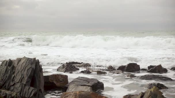 Κύμα της θάλασσας κινείται προς τα φωτογραφικών μηχανών αργή mo — Αρχείο Βίντεο