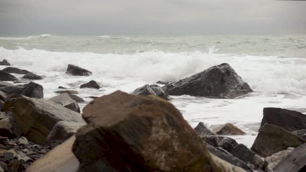 Fırtına dalgası güzel bir taş karşı tatili yavaş mo — Stok video