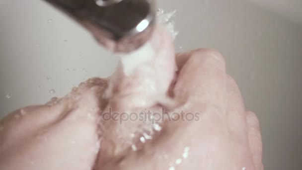 Soap 上面と蛇口の下の遅い mo メンズ手 — ストック動画