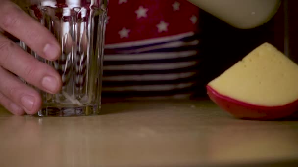 Slow motion Häll mjölk i ett glas ur en flaska — Stockvideo