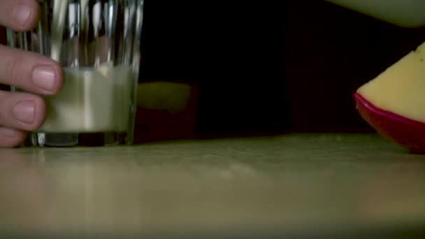 Melk uit een fles te gieten in een slowmotion glas — Stockvideo