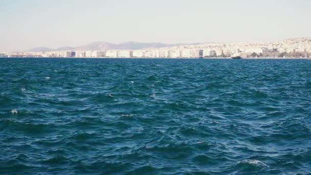 Европейский город на побережье Эгейского моря — стоковое видео