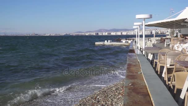 Slow mo leeg café aan de kust in Griekenland — Stockvideo