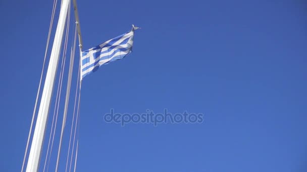 Bandera azul y blanca en cámara lenta en asta de bandera — Vídeo de stock