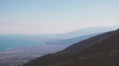 Dağdan sahil kasabası görüntülemek