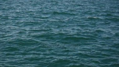 Yavaş hareket su yüzeyine dalgalanan