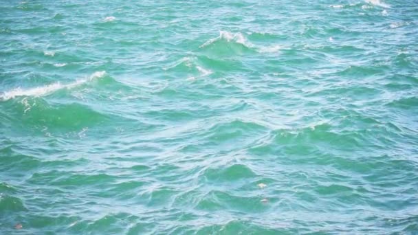 Повільний рух неглибоких хвиль на глибині — стокове відео