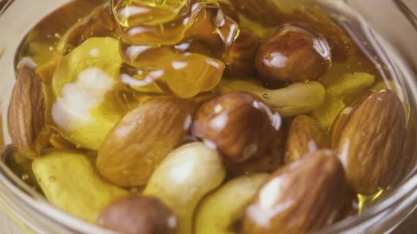 Blandning av nötter i honung — Stockvideo