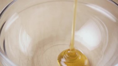 Tatlım bir cam kaseye dökülen